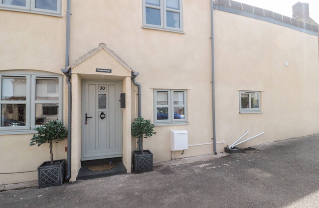 THOMAS COTTAGE, pet friendly in Wotton-Under-Edge
