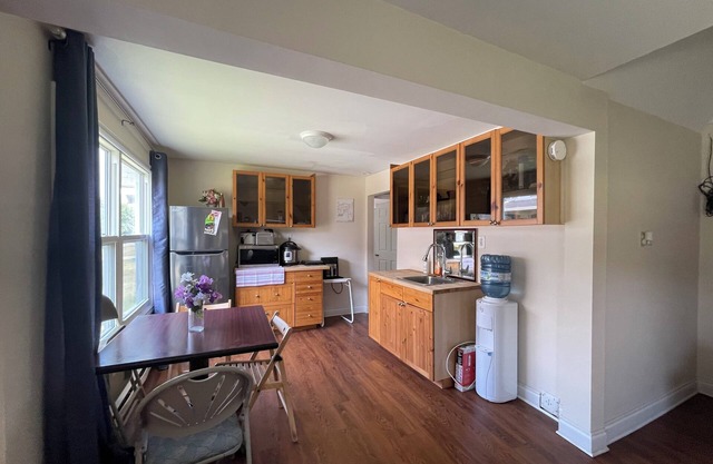Thousand Island Kingston Cozy Two Bedroom Cottage + DINNER & BREAKFAST(EXTRA)
