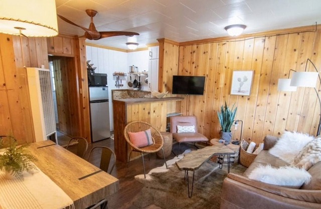 Thousand Island Two-Bedroom Suite (Unit 7) at Lake Front Cabins