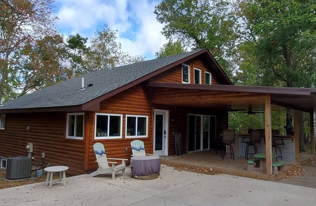 Three Bear Hideaway - Spacious 2 bed + Loft cabin in relaxing, convenient spot!