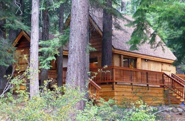 West Shore Lake Tahoe: Charming, Cozy Cabin. Familie & Haustiere erlaubt. Whirlpool. W-lan