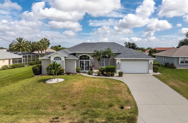Three bedroom, 2 bathroom Pool home overlooking a canal in Rotonda West.