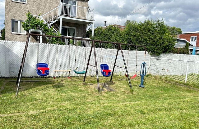 Three bedroom apartment, Free parking. EV charger.