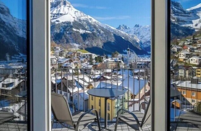Three Bedroom Apartment With Mountain View