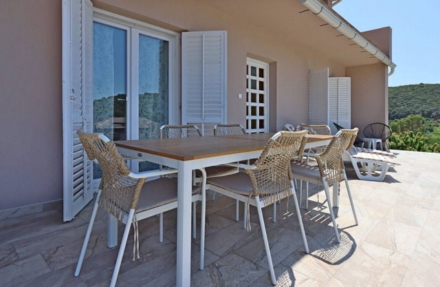 3-Zimmer-Ferienwohnung mit Terrasse und Meerblick Kampor, Rab (A-17396-b)