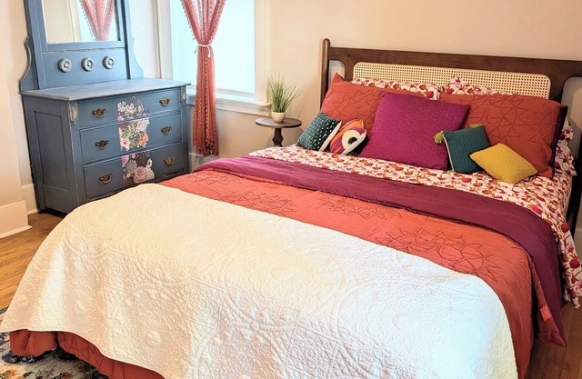 Three-Bedroom Apt, 1st Floor, Close to Downtown