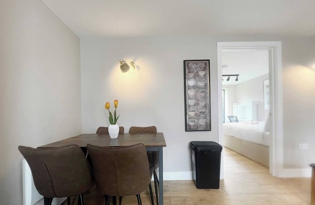 Three bedroom flat in Gloucester road north with parking