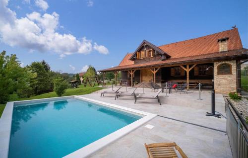 Three-Bedroom Holiday Home In Gornji Trpuci