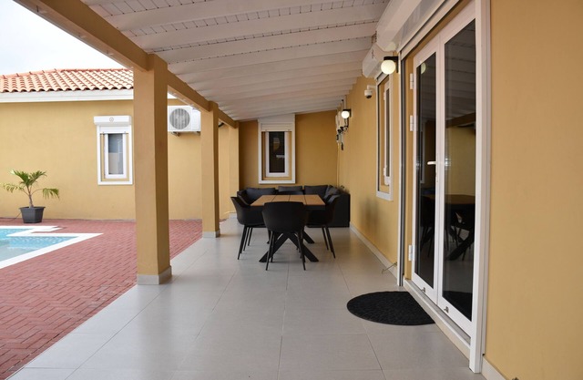 Three-bedroom house in Aruba, near the high-rise hotel area!