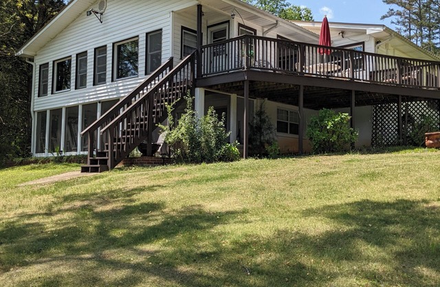 Three bedroom lake house with private dock, AC, WiFi in Dawsonville.