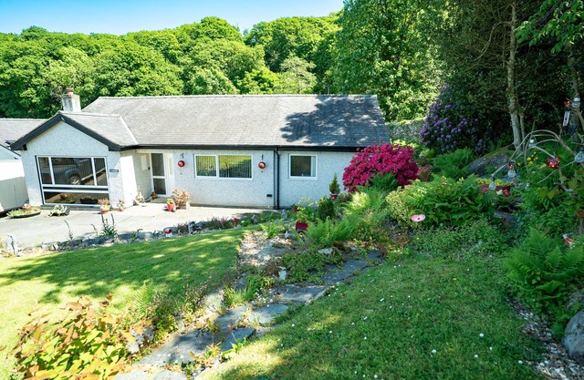 Three Bedroom Pet Friendly Holiday Cottage in Harlech | Mehefin