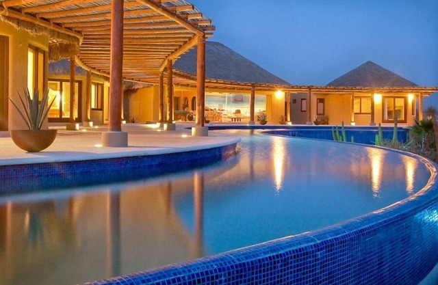 Luxuriöses 3 Zim. Haus mit Meerblick und beheiztem Pool für olympische Bahnen