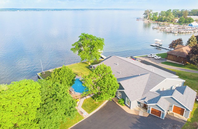 Three Bedroom South Condo at our Lakefront Paradise. Pool, Hot Tub, Kayaks and more. (Sleeps 6 Adults)
