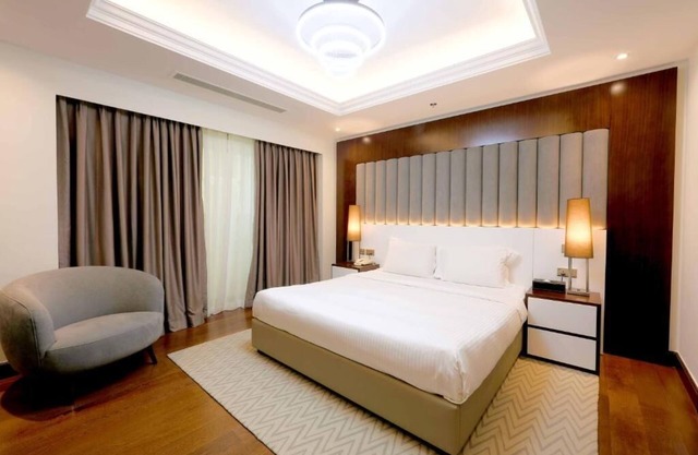 Three Bedroom Suite Near School Water Dubai