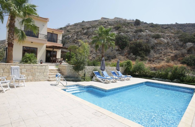 Villa mit drei Schlafzimmern, privater großer Pool, Garten. Nur 200 Meter vom Strand entfernt