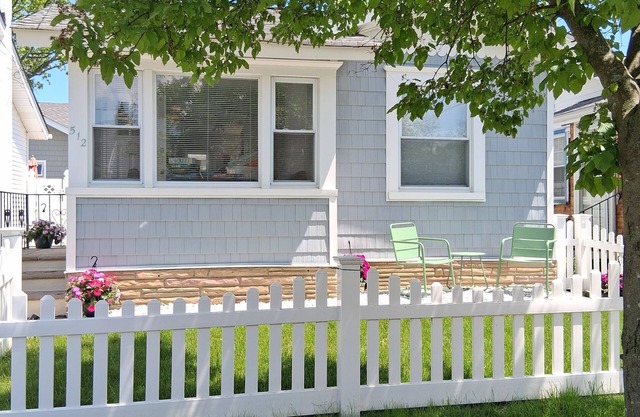 Three Blocks Bungalow, Charming bungalow 3 blocks from beach