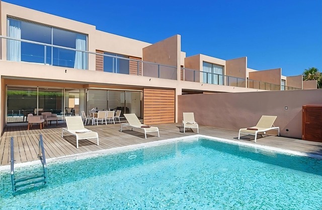 THREE Comfortable 2BR Villas, Private Pool, Full Kitchen and Pet-friendly!