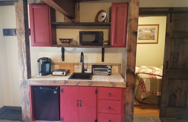 "Cowboy Cabin" von Three Forks Saddlery