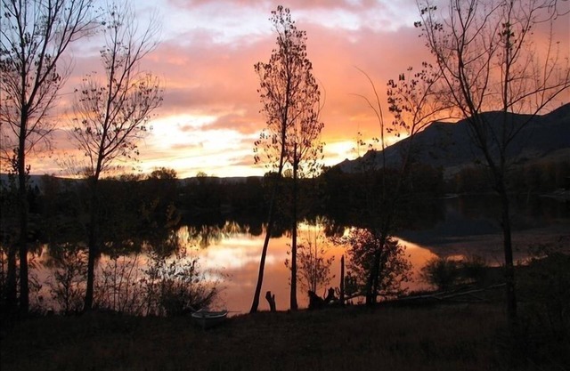 Three Lakes Getaway. Schönes Haus am Wasser. (5 Meilen nach Wenatchee)