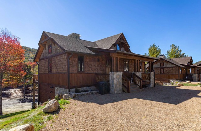 Three Little Bears at Eagles Nest - pet friendly, walk to tennis