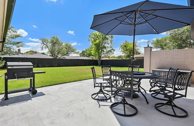 Three Oaks Estate ~ A Grand Family/Group Home!