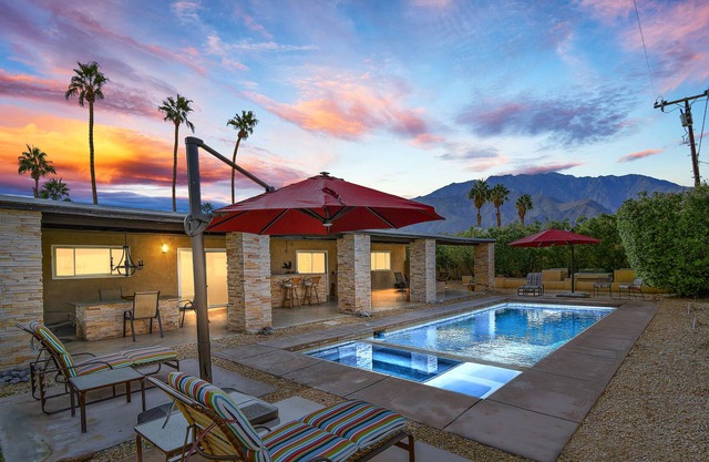 Three Palms: Pool, Spa, Fire Pit, Pet Friendly!