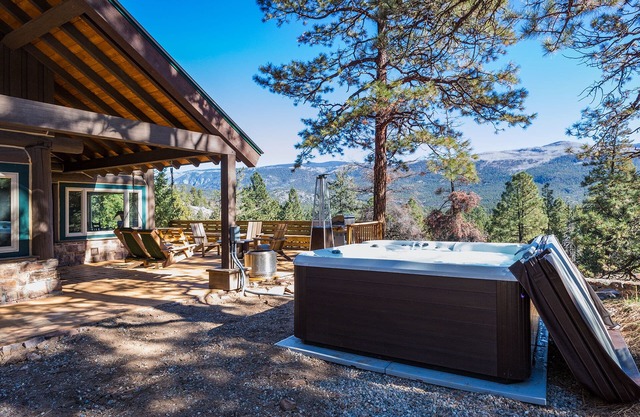 Three Pet Friendly cabins on 3.5 Acres - Hot Tub/Views - 14 minutes to Purg