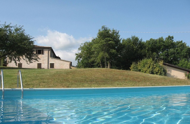 Dreizimmerwohnung in einem Bauernhaus mit Swimmingpool und Restaurant in Acqualagna