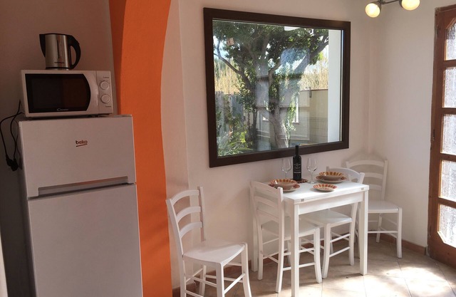 Dreizimmerwohnung im Erdgeschoss, 1 Minute vom Strand entfernt. Zwischen Cagliari und Villasimius.
