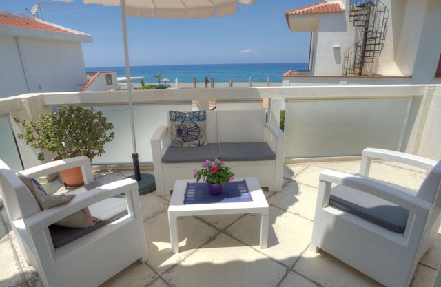 Three-room apartment with sea view solarium 50 meters from the beach of Terme Vigliatore