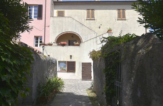 DREIZIMMERWOHNUNG 6 EIGENSCHAFTEN, IN RUHIGER UND ENTSPANNendem GEBIET.