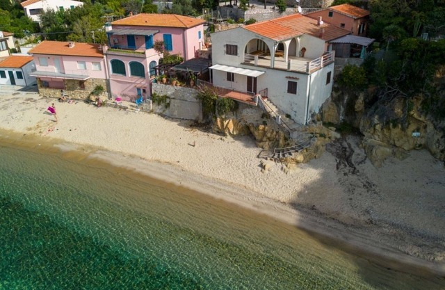 Three-room apartment with 4 sleepings on the Forno beach