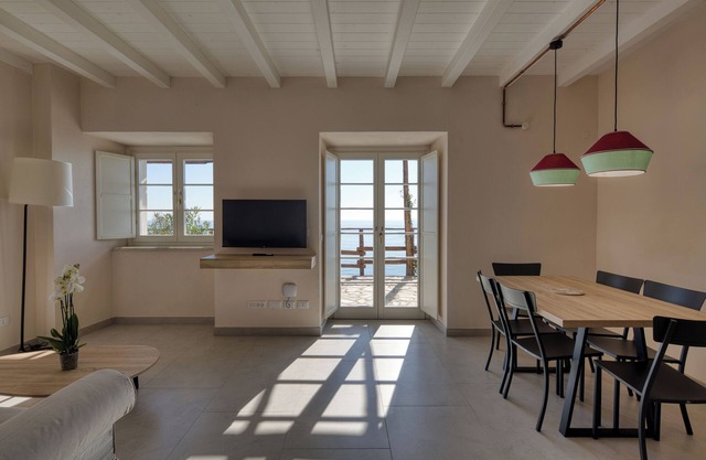 Three-room apartment with single beds sea view