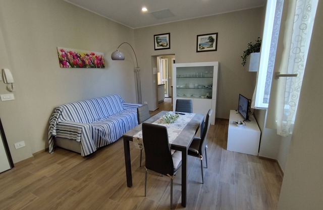 Three-room renovated apartment in the heart pedestrian island 1 floor, 1minute from the beaches.
