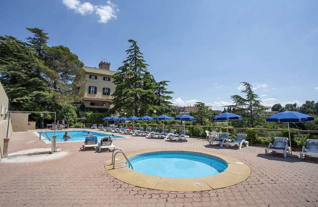 Dreizimmerwohnung in Villa mit Swimmingpool, 10 km vom Meer entfernt