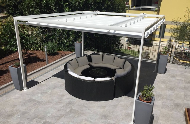 Drei Zimmer sind modern, 100 m vom Meer und 50 m vom gut, mit schöner Terrasse.