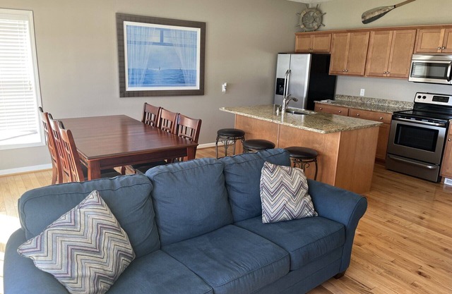Three Schooners Landing - Middle Condo