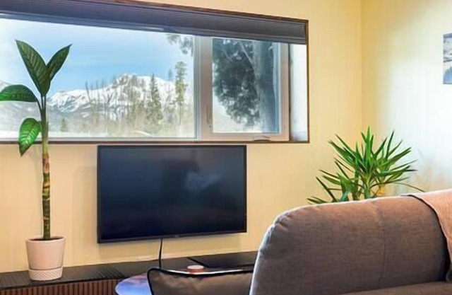 Three Sisters Mountain views / Basement Suite