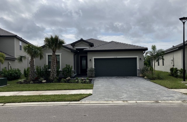 Three year old Cozy 4-bedroom house with private pool and two community pools