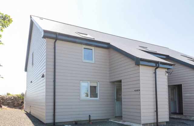 THRIFT LODGE, pet friendly, character holiday cottage in Embleton