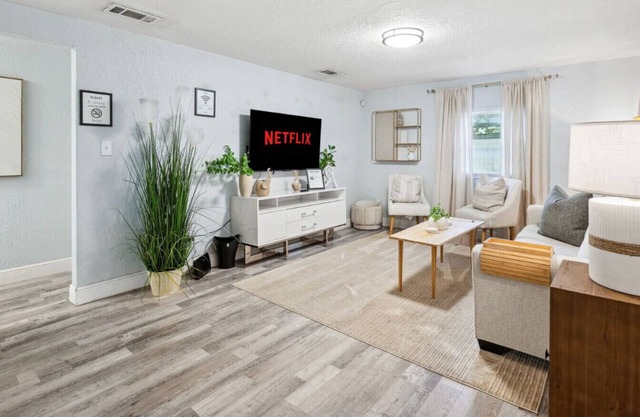 Thrilling Skydive Haven: Modern, Cozy Retreat Near Tampa