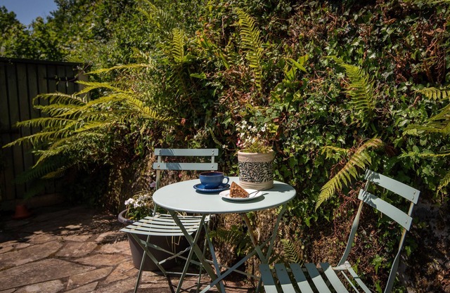 Tickell Cottage - a cottage that sleeps 5 guests in 3 bedrooms