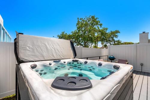 Tidal Tranquility - Luxe Beach Stay with Spa Hot Tub - Walk to Beach