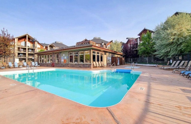 Tide's Edge | Outdoor Pool & Hot Tub | Lake Views