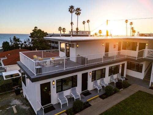 Tides Oceanview Inn and Cottages