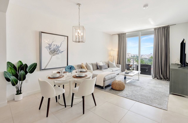 Tiffany Topaz: Rooftop Pool, Gym, Walk to Beach
