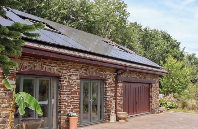 TIGLEY MEADOW COACH HOUSE, family friendly in Dartington