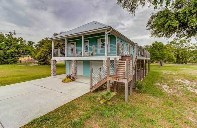 TIKI BAR, Steps to the Beach, Large Yard and Gulf Views - your Coastal escape!
