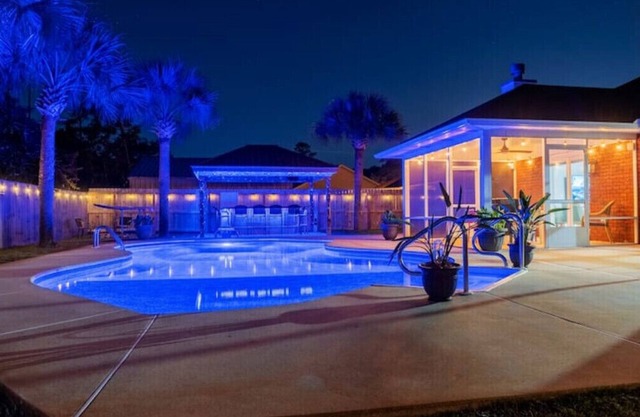 Tiki Hut & Pool House - 7 Miles from Private Beach