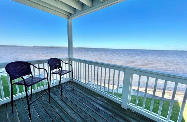 Tiki Hut: Waterfront, Amazing Views, & 2 Kayaks!